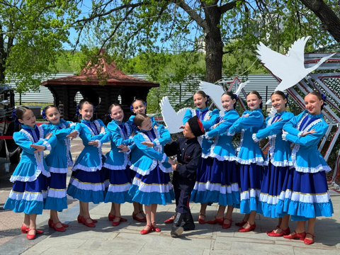 Серпантин на празднике ДЕНЬ ПОБЕДЫ 